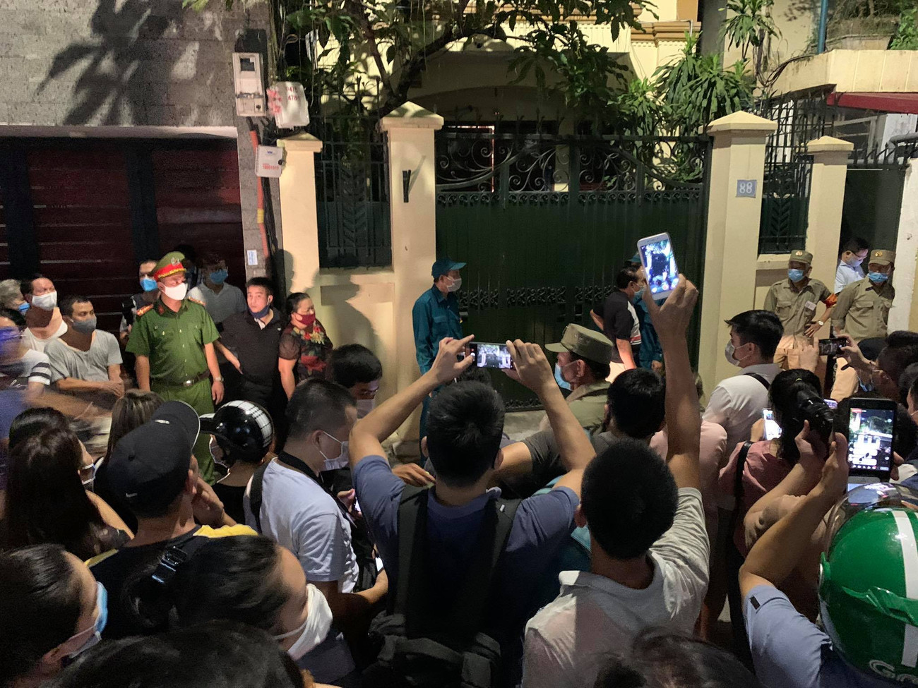 Cận cảnh khám xét nhà riêng Chủ tịch Hà Nội Nguyễn Đức Chung ảnh 7