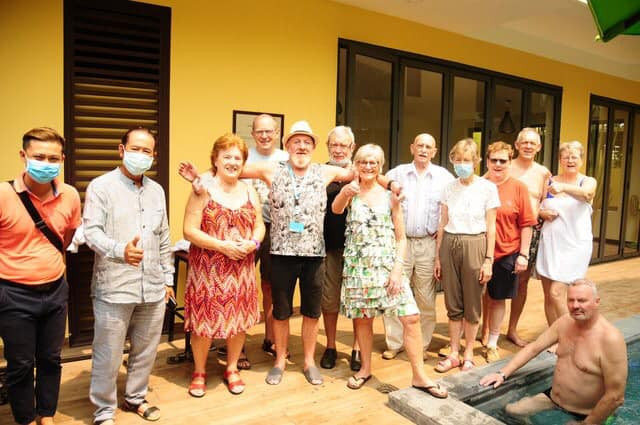 Nhóm du khách cảm động trước sự phục vụ tận tình của chủ resort. Ảnh: B.D Tự hào Việt Nam: Câu chuyện cách ly và lời cảm ơn của các du khách nước ngoài ảnh 2