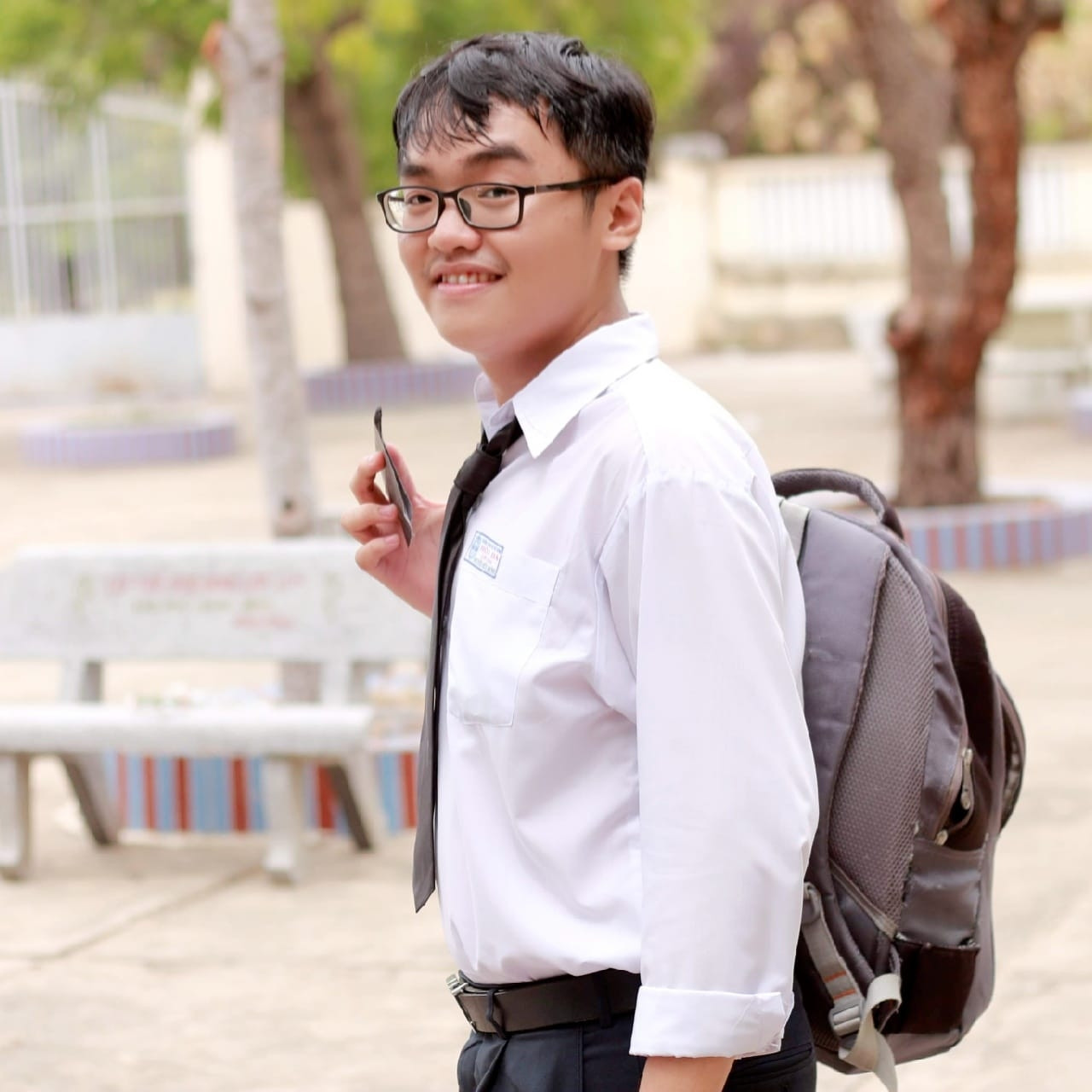 Nguyễn Hữu Hưng - Tân Thủ khoa ĐH KHXH&NV TP.HCM năm 2020 - Ảnh: NVCC Tân Thủ khoa ĐH KHXH&NV TP.HCM chia sẻ bí kíp học Văn: Không học nhiều thầy cô vì dễ loạn ảnh 1