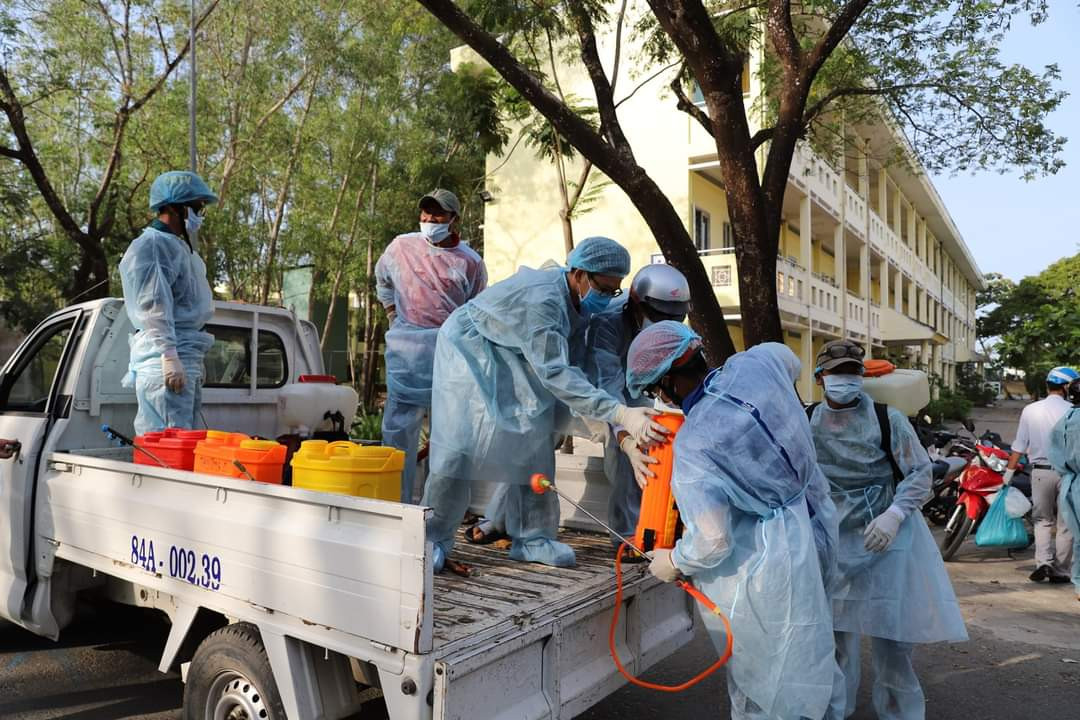 ĐH Trà Vinh huy động lực lượng y tế tiến hành khử khuẩn toàn bộ trường học - Ảnh: ĐH Trà Vinh Ráo riết công tác khử khuẩn đón 900.000 thí sinh thi tốt nghiệp THPT Quốc gia năm 2020 ảnh 4