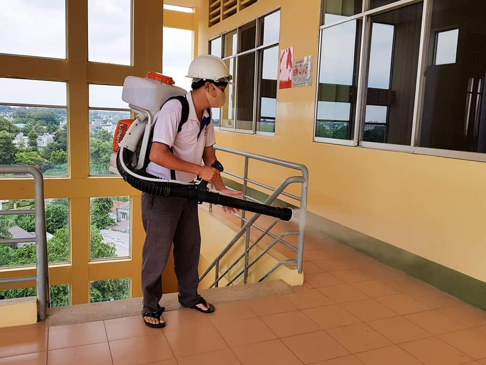 Phòng học và hành lang đều được xịt khử khuẩn kĩ càng - Ảnh: Fanpage ĐH Bình Dương. Ráo riết công tác khử khuẩn đón 900.000 thí sinh thi tốt nghiệp THPT Quốc gia năm 2020 ảnh 2