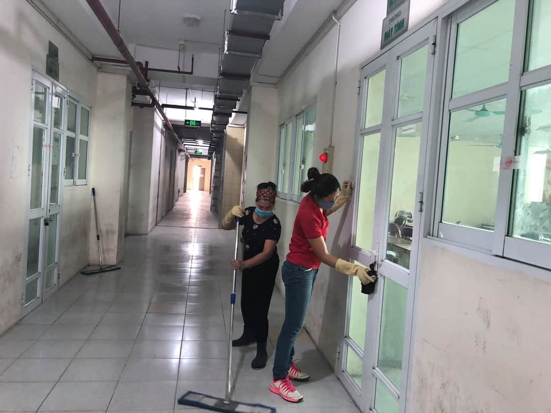 Tổ lao công tổng vệ sinh, lau dòn phòng ốc chuẩn bị đón các thí sinh thi tốt nghiệp năm 2020 - Ảnh: Fanpage ĐH Tài nguyên và Môi trường Hà Nội Ráo riết công tác khử khuẩn đón 900.000 thí sinh thi tốt nghiệp THPT Quốc gia năm 2020 ảnh 6