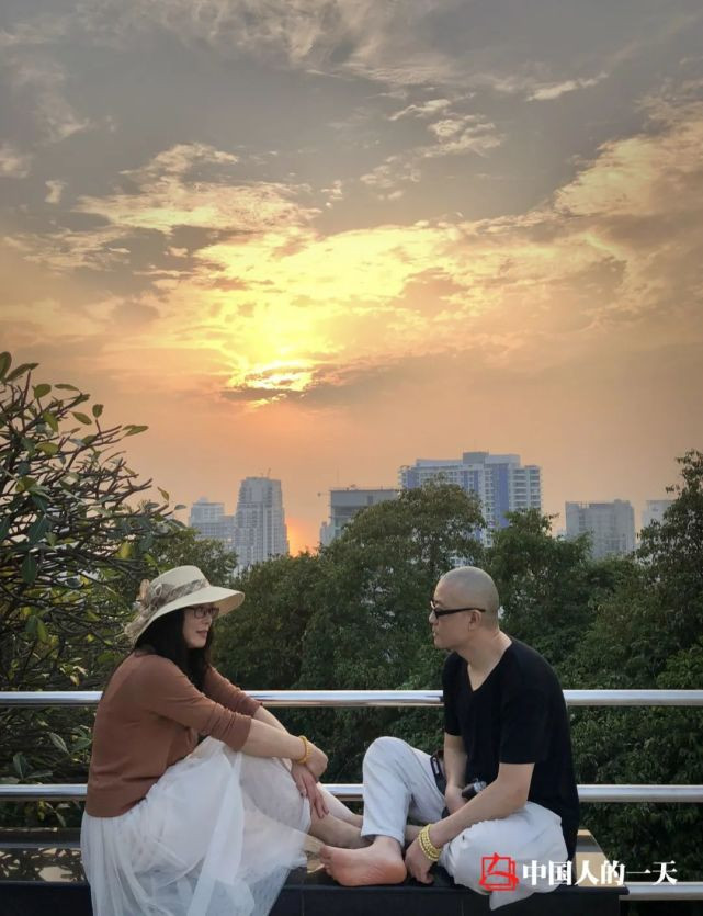 "Tôi không kiếm được tiền, nhưng vợ tôi không phàn nàn, cô ấy bán đồ thủ công mỹ nghệ để kiếm tiền phụ giúp gia đình, và luôn âm thầm ở sau ủng hộ tôi”. Châu Hiểu Ngọc nói về quá khứ, với một lòng biết ơn người vợ sâu sắc. Kiếm tiền tỉ nhờ bán trầm hương, đơn giản chỉ từ ước muốn “giúp cô ấy ngủ ngon“ ảnh 5