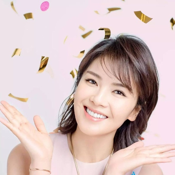 Mặc dù đã 42 tuổi nhưng Lưu Đào vẫn giữ được sắc vóc trẻ trung như đôi mươi, nhìn chẳng khác gì nàng A Châu (Thiên Long Bát Bộ) của 17 năm trước. Bí quyết tạo nên vẻ đẹp không tuổi và không tì vết, thuần khiết này có được, theo như Lưu Đào chia sẻ, là nhờ cô "nghiện" gym và yoga. Bí mật tạo nên khối tài sản nghìn tỷ và sắc vóc không tuổi của “mỹ nhân phim cổ trang” ảnh 8