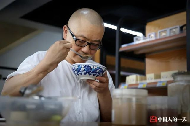 Nhờ tích lũy kinh nghiệm trước khi mở cửa hàng, năm 2015, Châu Hiểu Ngọc đã phát triển một loại hương không có chất kết dính, trở thành một sản phẩm hot và doanh số tăng đột ngột. Kiếm tiền tỉ nhờ bán trầm hương, đơn giản chỉ từ ước muốn “giúp cô ấy ngủ ngon“ ảnh 7