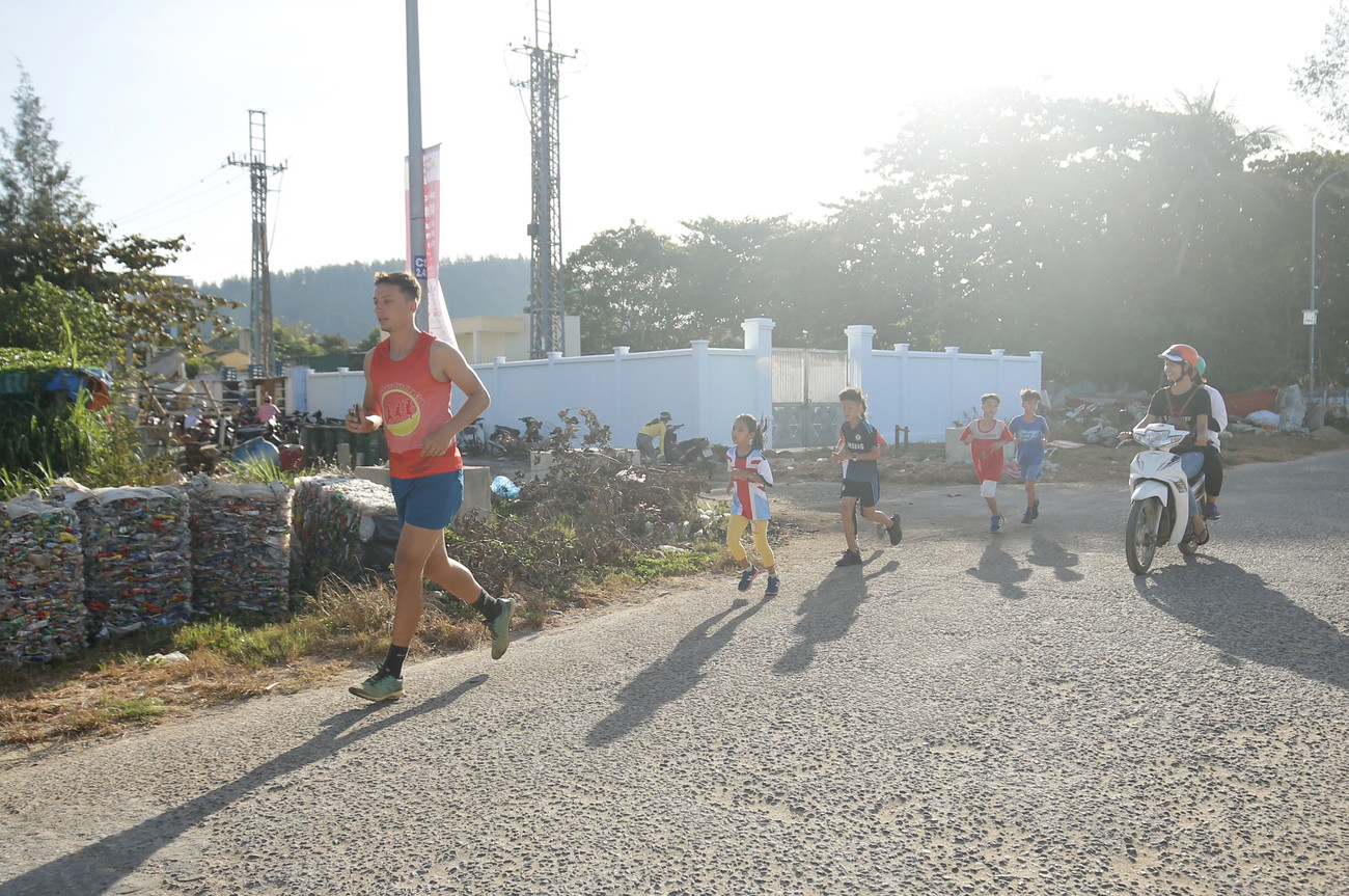 Các VĐV nhí tạo nên màu sức tươi mới cho Tiền Phong Marathon 2020. Tiền Phong Marathon: Rộn ràng đường chạy Lý Sơn từ tinh mơ ảnh 17