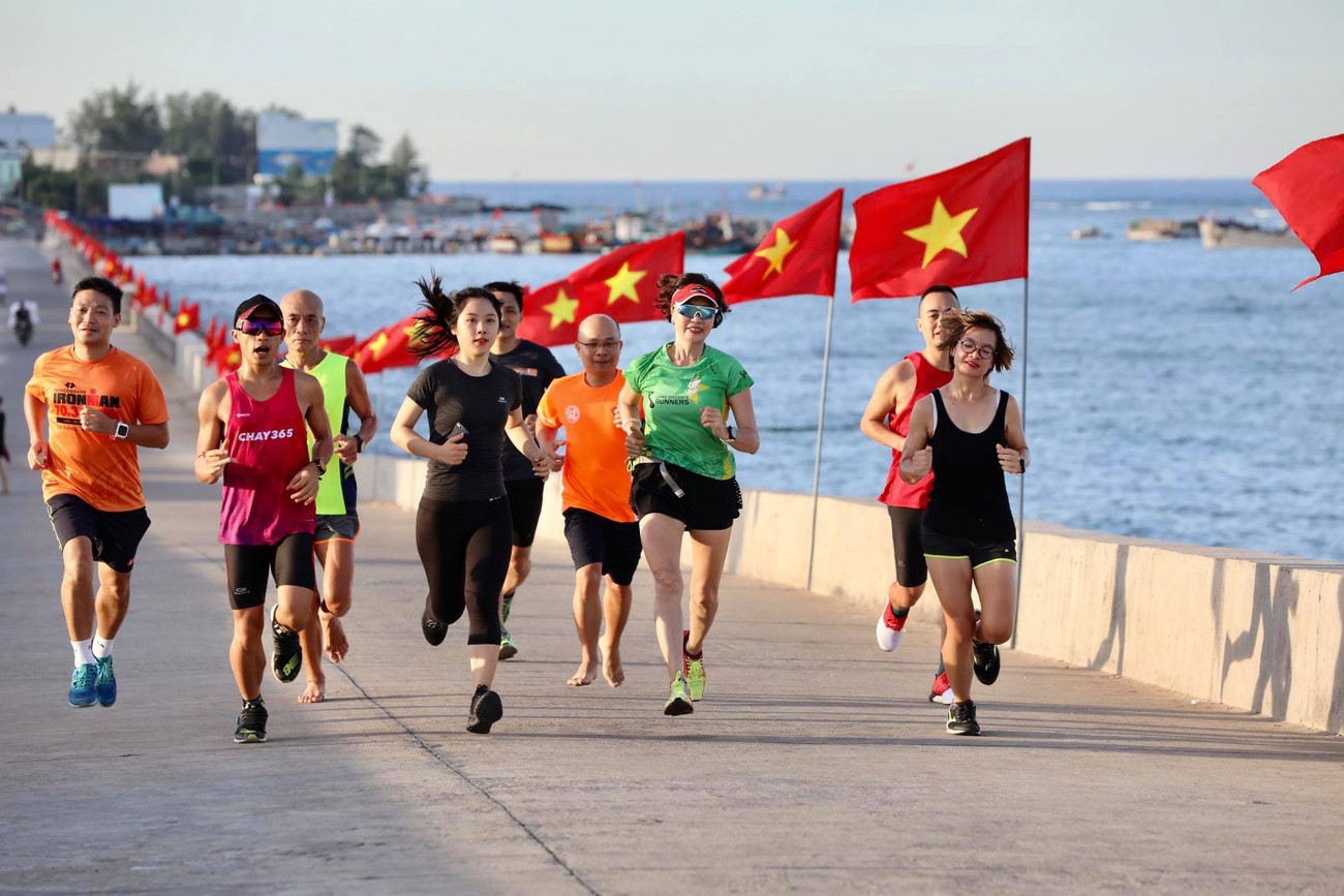 Tiền Phong Marathon: Rộn ràng đường chạy Lý Sơn từ tinh mơ ảnh 7