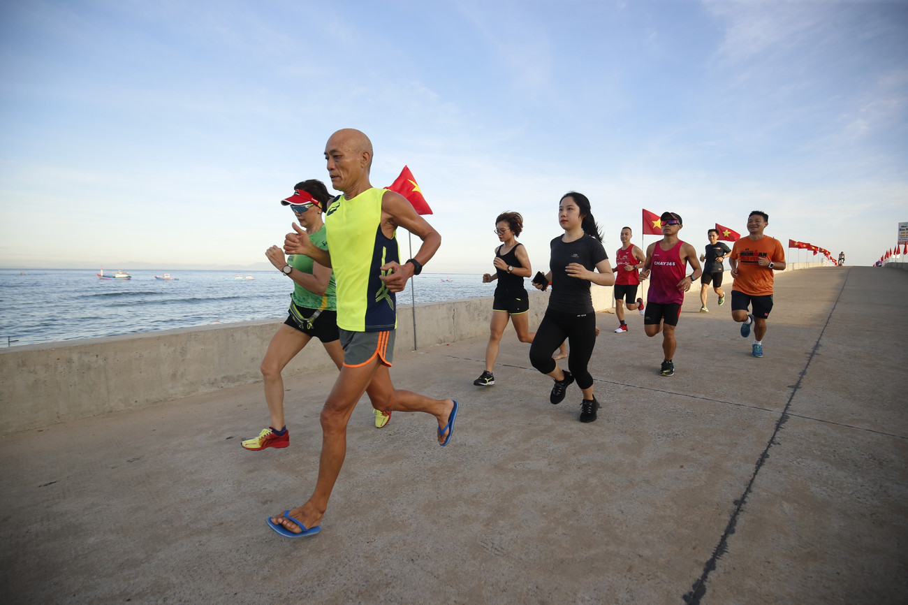 Ông Nguyễn Đỗ Hùng (áo xanh) là vận động viên cao tuổi nhất trên đường chạy Tiền Phong Marathon 2020. Lão tướng 67 tuổi đã sẵn sàng xung trận ở mùa giải năm nay. Tiền Phong Marathon: Rộn ràng đường chạy Lý Sơn từ tinh mơ ảnh 9