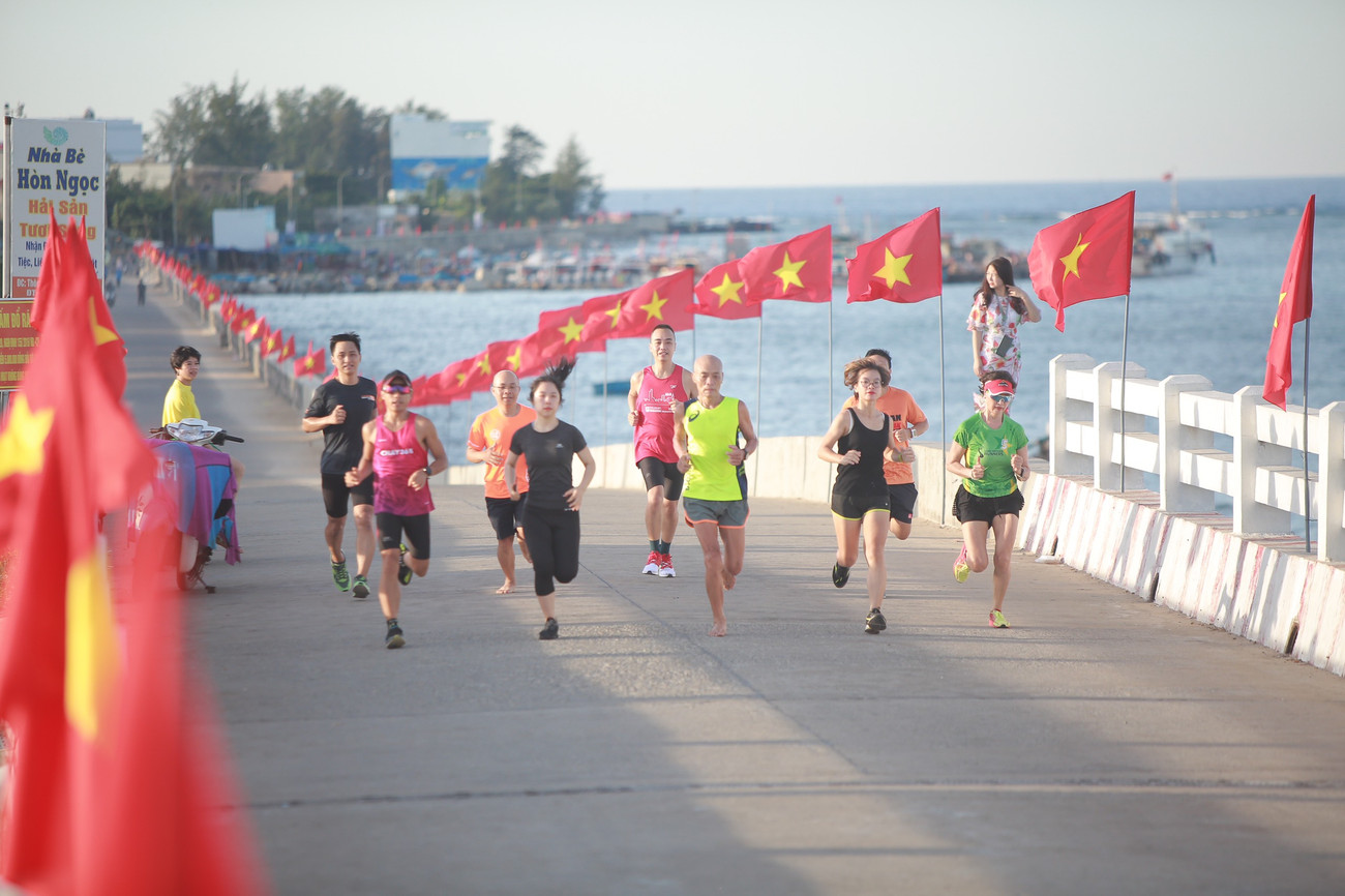 Không khí hào hứng, rộn ràng trước giờ G. Tiền Phong Marathon: Rộn ràng đường chạy Lý Sơn từ tinh mơ ảnh 12