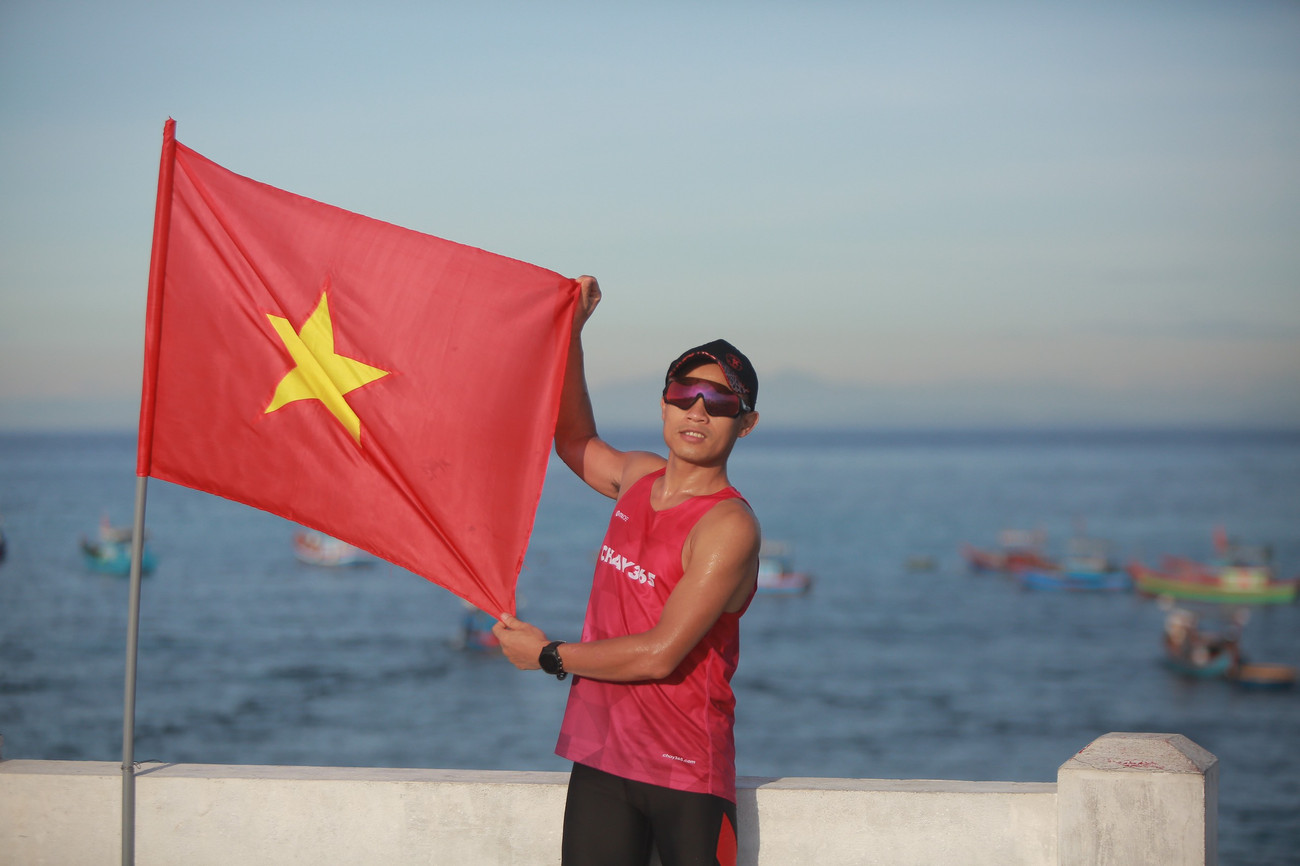 Lần đầu tiên các VĐV được trải nghiệm cung đường chạy thú vị giữa đại dương. 3.000 lá cờ Tổ Quốc được cắm dọc đường chạy, tạo nên một hình ảnh đẹp, thiêng liêng và đáng tự hào. Tiền Phong Marathon: Rộn ràng đường chạy Lý Sơn từ tinh mơ ảnh 2