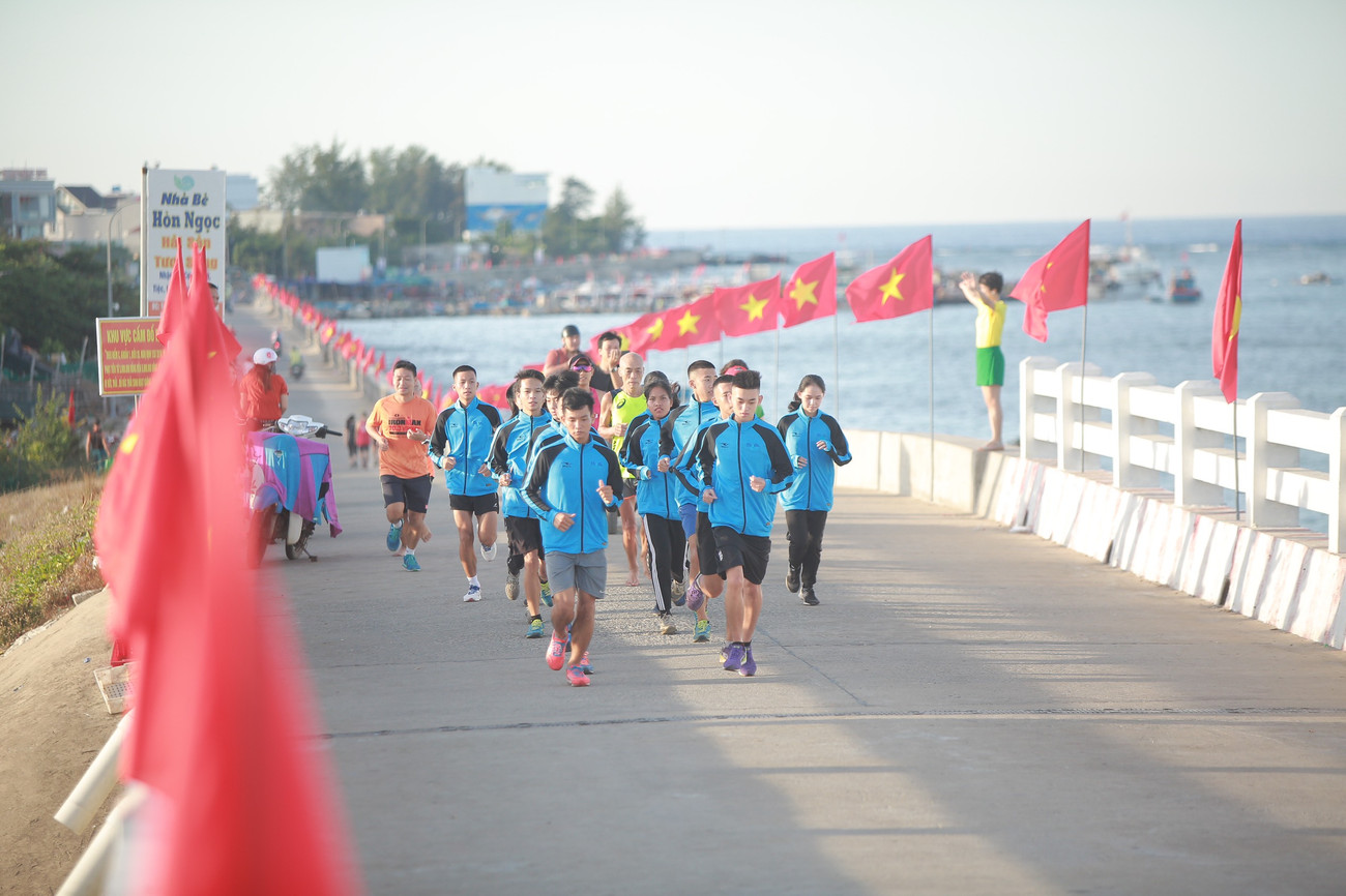 Các VĐV chuyên nghiệp cũng miệt mài tập luyện. Nhiều đoàn có mặt tại Lý Sơn trước 2 tuần để chuẩn bị. Tiền Phong Marathon: Rộn ràng đường chạy Lý Sơn từ tinh mơ ảnh 11