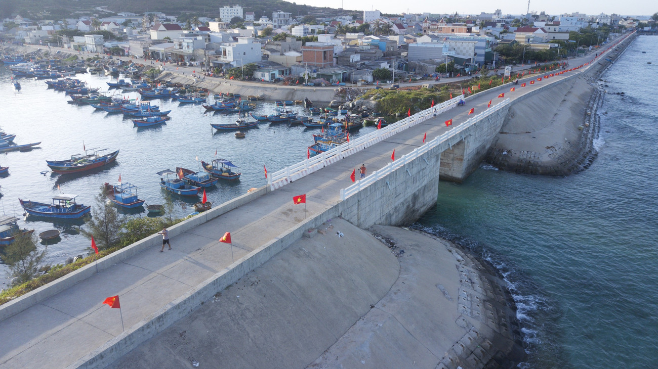 Cung đường chạy tuyệt đẹp giữa đại dương Tiền Phong Marathon: Rộn ràng đường chạy Lý Sơn từ tinh mơ ảnh 15