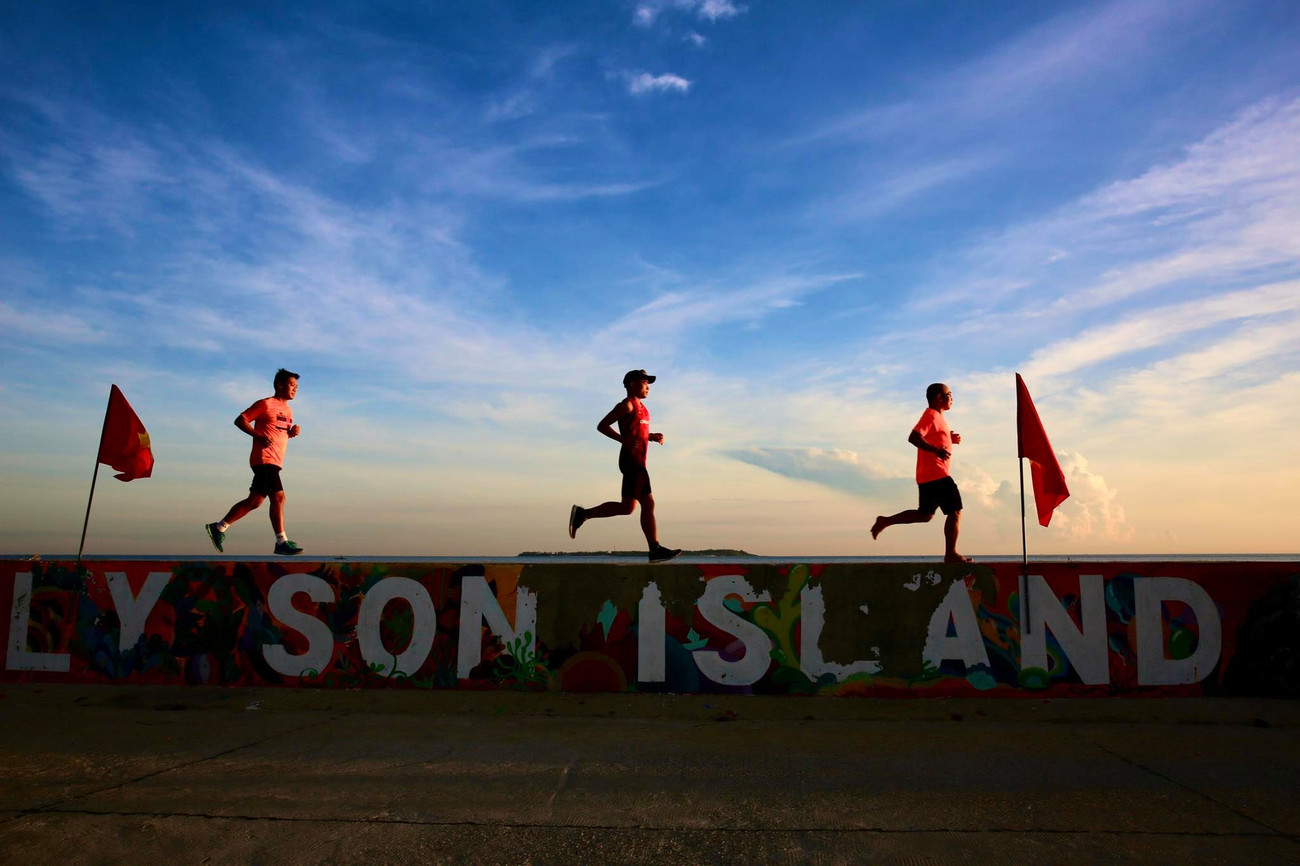 Các VĐV luyện tập từ tinh mơ Tiền Phong Marathon: Rộn ràng đường chạy Lý Sơn từ tinh mơ ảnh 5