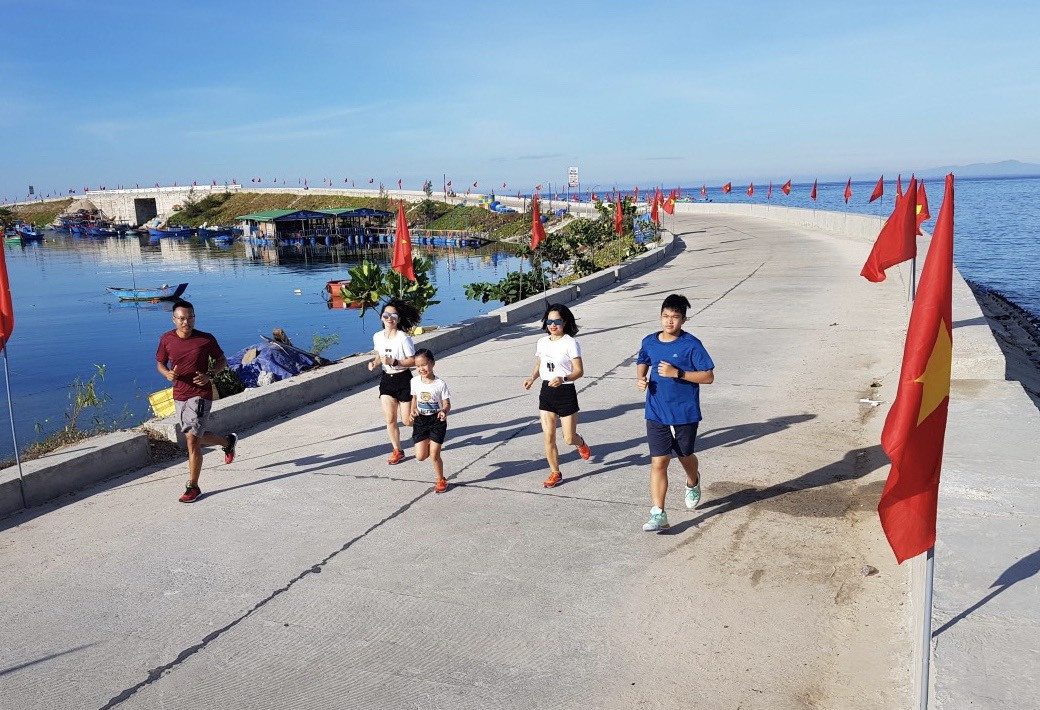 Giải đấu năm nay diễn ra trong 2 ngày 4 và 5/7/2020, quy tụ gần 2.000 vận động viên trong nước và quốc tế, trong đó 200 vận động viên chuyên nghiệp và hơn 1.500 vận động viên phong trào. Tiền Phong Marathon: Rộn ràng đường chạy Lý Sơn từ tinh mơ ảnh 19