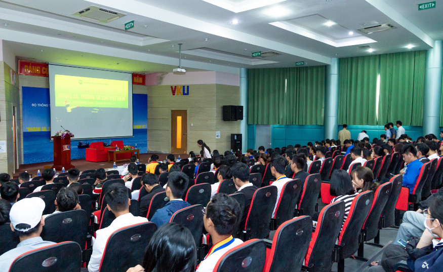 Sinh viên Đà Nẵng xúc động xem tư liệu về quần đảo Hoàng Sa, Trường Sa ảnh 1 Sinh viên Đà Nẵng xúc động xem tư liệu về quần đảo Hoàng Sa, Trường Sa ảnh 1