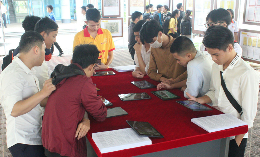 Sinh viên Đà Nẵng xúc động xem tư liệu về quần đảo Hoàng Sa, Trường Sa ảnh 3 Sinh viên Đà Nẵng xúc động xem tư liệu về quần đảo Hoàng Sa, Trường Sa ảnh 3