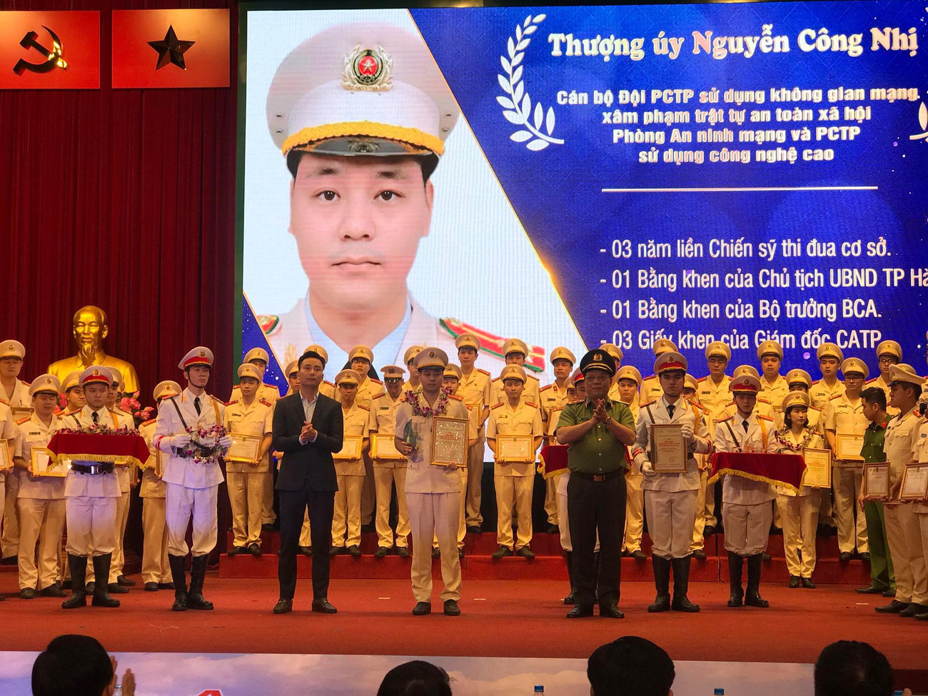 Thượng úy Nguyễn Công Nhị là một trong 10 Gương mặt trẻ Công an Thủ đô xuất sắc tiêu biểu năm 2020. Tuyên dương 10 Gương mặt trẻ Công an Thủ đô tiêu biểu năm 2020 ảnh 1