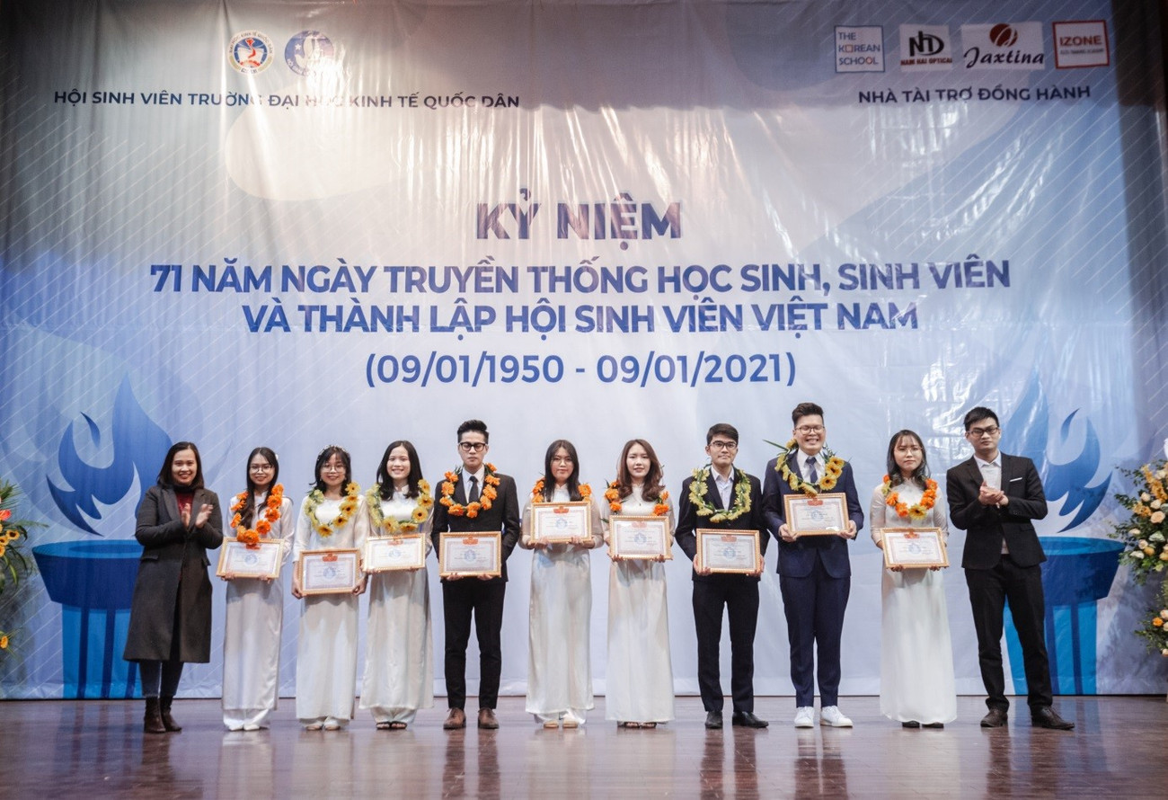 Các sinh viên đón nhận bằng khen Sinh viên 5 tốt cấp Trường. “Ngày hội học sinh, sinh viên 9/1“: Ngọn lửa thắp sáng cho sinh viên rực cháy đam mê ảnh 6