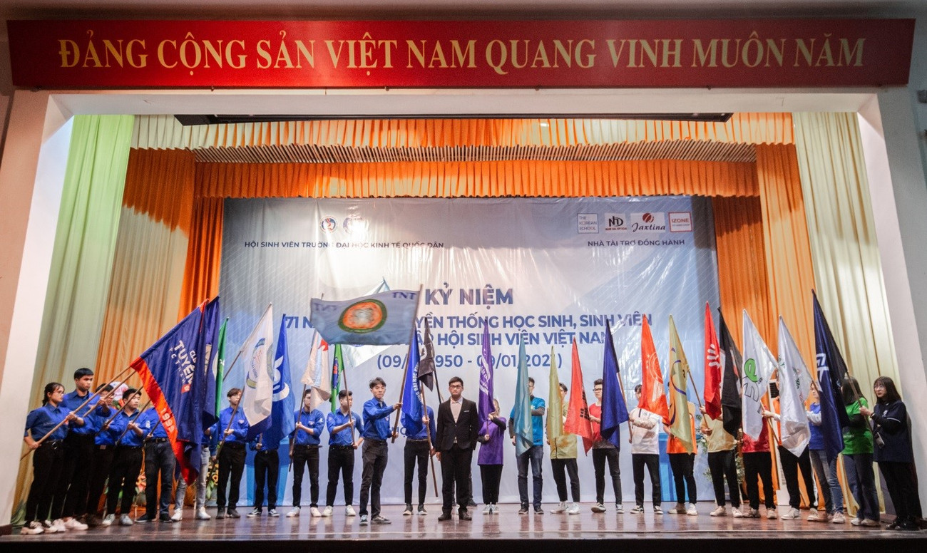 25 lá cờ tượng trưng cho 25 tổ đội của Hội sinh viên giương cao đầy khí thế. “Ngày hội học sinh, sinh viên 9/1“: Ngọn lửa thắp sáng cho sinh viên rực cháy đam mê ảnh 3
