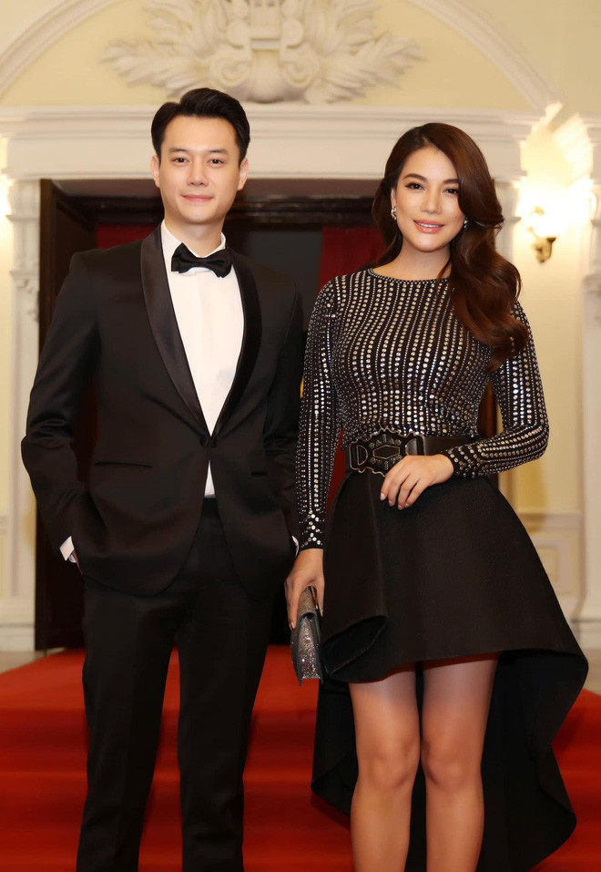 Cặp đôi đồng hành trong các sự kiện, không ngại tạo dáng thân mật trên thảm đỏ. Đâu chỉ Ngô Thanh Vân - Huy Trần, V-Biz còn nhiều cặp “trai đẹp - chị đại” tin đồn khác ảnh 6