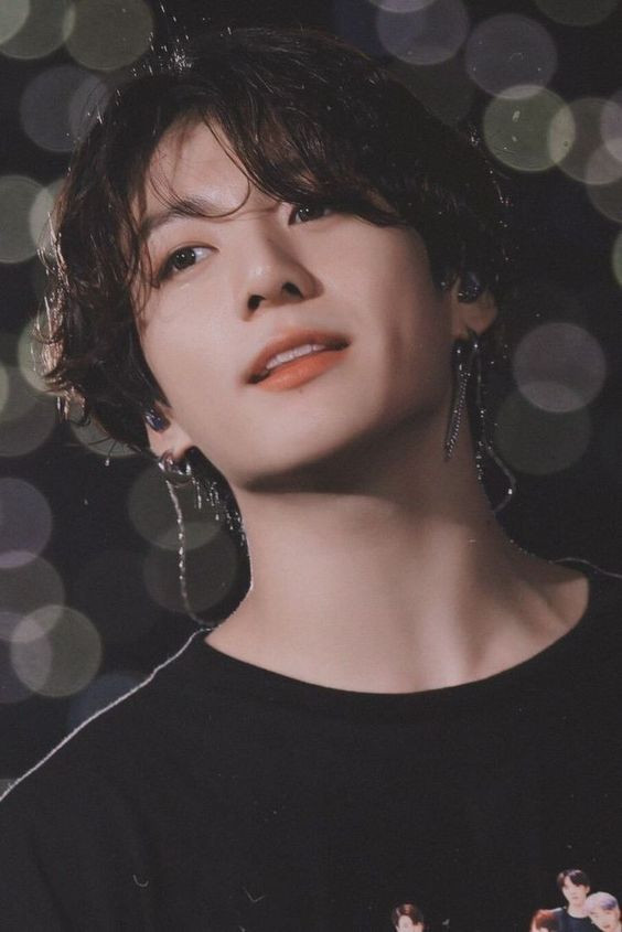Jungkook xuất hiện cùng hội bạn idol 97-line tại Itaewon trong thời gian giãn cách xã hội. Scandal bủa vây Jungkook BTS: Từ nghi vấn hẹn hò gái lạ, tai nạn xe hơi đến “Itaewon“ ảnh 5