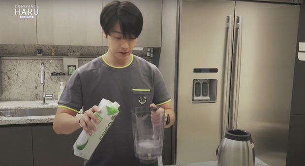 Nước dừa Việt Nam là một trong những nguyên liệu để làm sinh tố của Donghae. Ở tận Hàn Quốc nhưng thành viên Super Junior lại tích cực “lăng xê” nước dừa Việt Nam ảnh 1