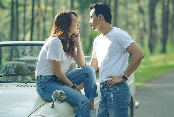 Cặp đôi diện đồ đồng điệu trong bộ ảnh quảng bá phim "Chị Trợ Lý Của Anh". Đâu chỉ Ngô Thanh Vân - Huy Trần, V-Biz còn nhiều cặp “trai đẹp - chị đại” tin đồn khác ảnh 8