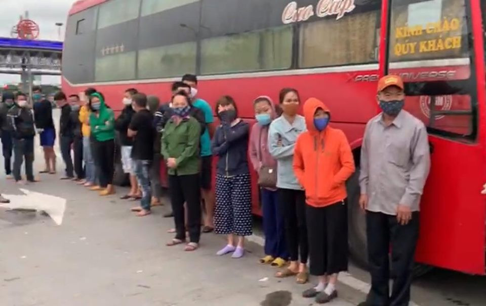 Hàng chục hành khách chờ kiểm tra y tế tại chốt kiểm soát trên cao tốc Pháp Vân. Phớt lờ lệnh cấm, xe khách chở 30 người từ Sài Gòn ra Hà Nội ảnh 1