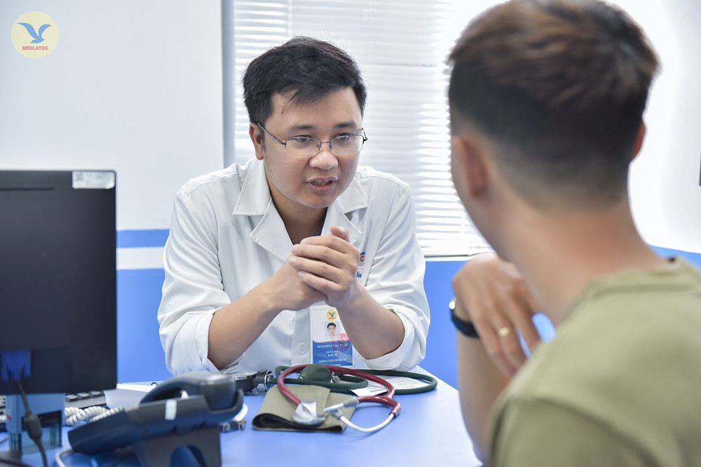 Tổn thương thần kinh do hút bóng cười, nếu được phát hiện sớm có khả năng hồi phục cao Cảnh báo hậu quả khôn lường từ những trận cười sảng khoái ở giới trẻ ảnh 1