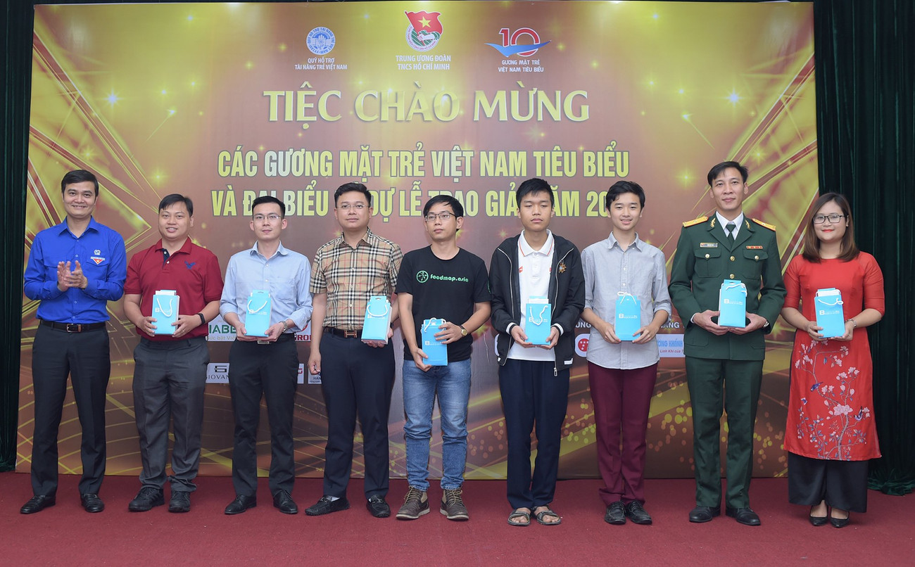 Các Gương mặt trẻ Việt Nam tiêu biểu năm 2020 tham gia buổi Gala Dinner. Gương mặt trẻ Việt Nam tiêu biểu 2020: Đêm Gala chào mừng ngập tràn niềm vui ảnh 1