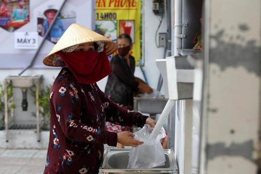 ATM gạo được Reuters đưa tin. (Ảnh: Reuters) Trạm tin 24h: Xuất hiện bệnh nhân tái nhiễm COVID-19, “ATM gạo” lên báo nước ngoài ảnh 2