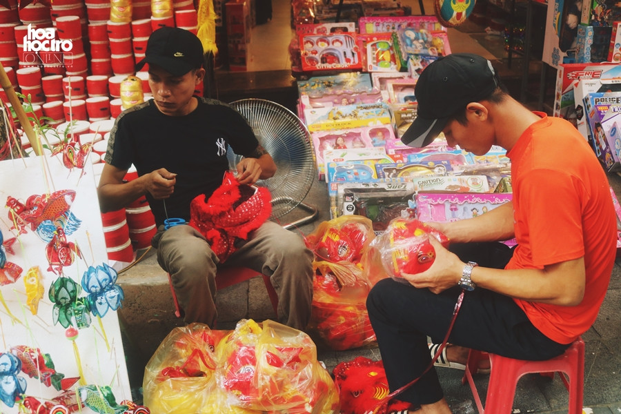 Những nhân viên cửa hàng đồ Trung Thu đang sửa lại đèn lồng được khách chọn. Trung Thu này muốn chụp ảnh trên phố Hàng Mã, teen sẽ mất phí 50.000 đồng/ lần? ảnh 8