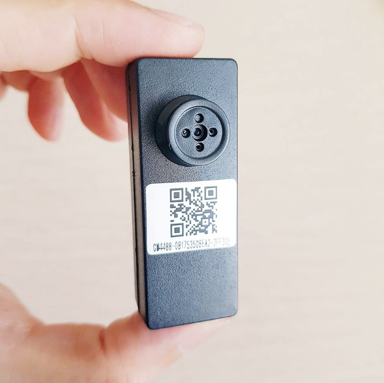 Camera ngụy trang cúc áo được rao bán nhiều trên thị trường. (Ảnh minh họa) Vụ nam thanh niên quay lén đồng nghiệp nữ: Người trong cuộc mong netizen không “thêu dệt“ ảnh 2
