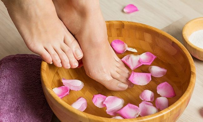 Trước khi đi ngủ nêu bạn thực hiện hành động ngâm chân bằng nước nóng trước khi đi ngủ khoảng 30 phút sẽ giúp cho cơ thể bạn khỏe mạnh hơn rất nhiều. Ảnh minh họa: Internet Những việc nên và không nên làm trước khi ngủ quyết định 'sống còn' đến tuổi thọ ảnh 3