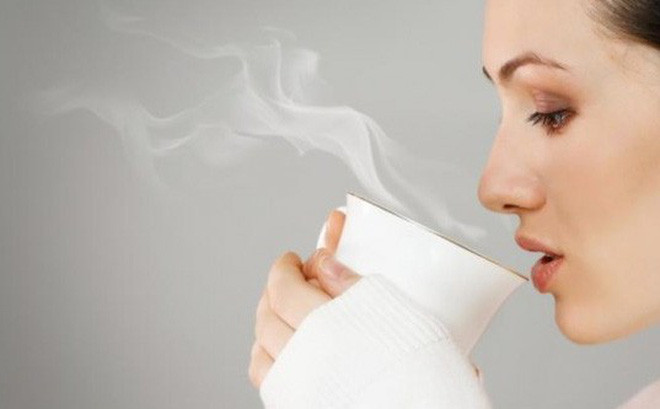 Chỉ với một ly nước ấm trước khi đi ngủ, nhưng lại sẽ giúp bạn đổ mồ hôi và khiến độ nhớt của máu tăng lên rất nhiều. Khi bạn uống một ly nước trước khi đi ngủ, làm loãng độ nhớt của máu, giảm nguy cơ nhồi máu cơ tim đột ngột, đau thắt ngực, huyết khối não tốt cho sức khỏe. Khi bạn uống có thể bỏ trong nước ấm thêm một ít mật ong. Ảnh minh họa: Internet Những việc nên và không nên làm trước khi ngủ quyết định 'sống còn' đến tuổi thọ ảnh 2