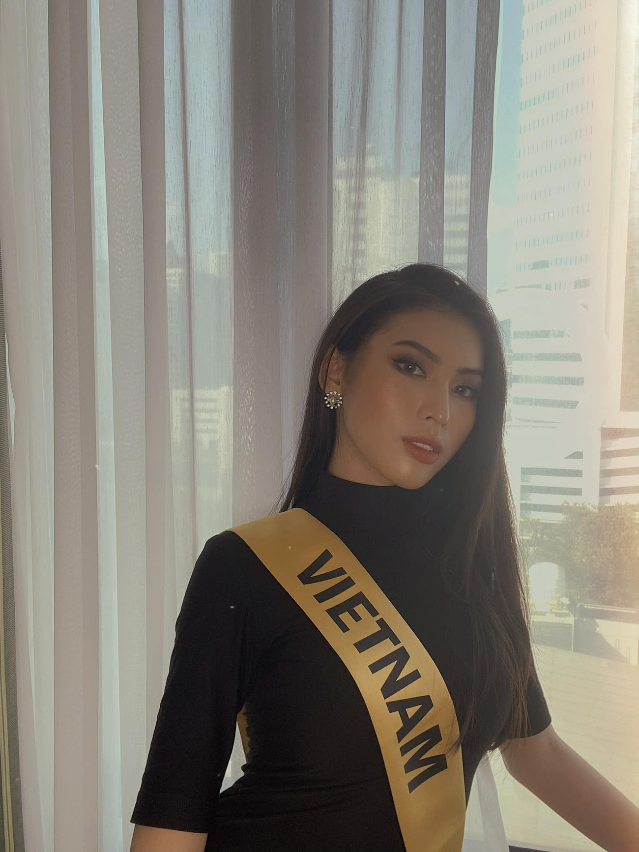 Lần đầu đeo sash Miss Grand Vietnam ở Thái Lan, Ngọc Thảo mặc váy bó sát gợi cảm gây chú ý ảnh 4