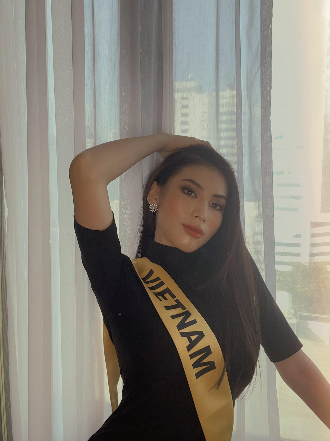 Lần đầu đeo sash Miss Grand Vietnam ở Thái Lan, Ngọc Thảo mặc váy bó sát gợi cảm gây chú ý ảnh 3