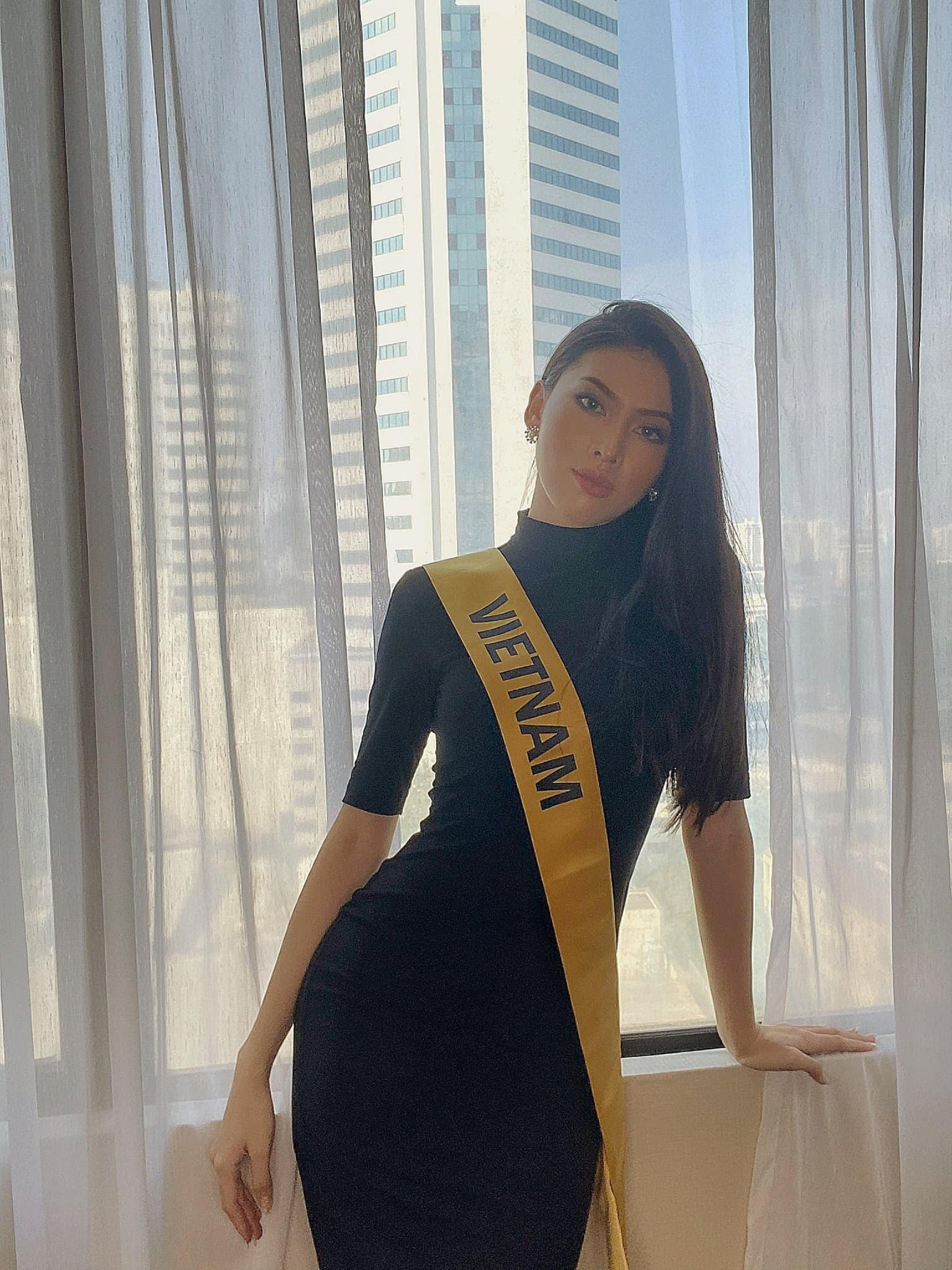 Lần đầu đeo sash Miss Grand Vietnam ở Thái Lan, Ngọc Thảo mặc váy bó sát gợi cảm gây chú ý ảnh 2