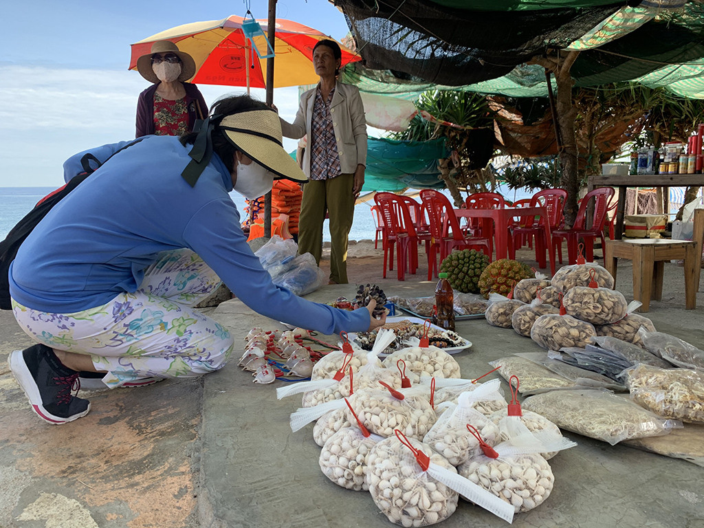 Nơi đây du khách còn có thể thưởng thức những món ngon bình dị đến từ biển cả và có thể mua những món quà được người dân làm từ những con ốc hay hành, tỏi mang về đất liền để làm quà. ảnh N.N Khám phá 'hòn ngọc nhỏ' từ thiên đường rơi xuống thềm biển Đông ảnh 12
