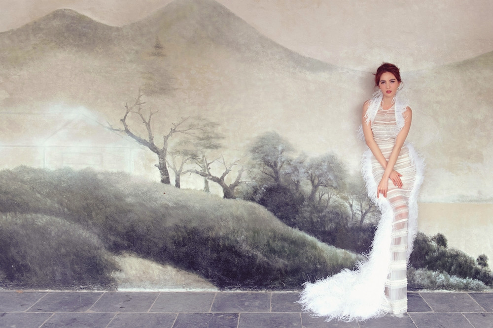 Bộ ảnh váy dạ hội mới của Ngọc Trinh đẹp long lanh nhưng địa điểm chụp lại gây tranh cãi ảnh 8