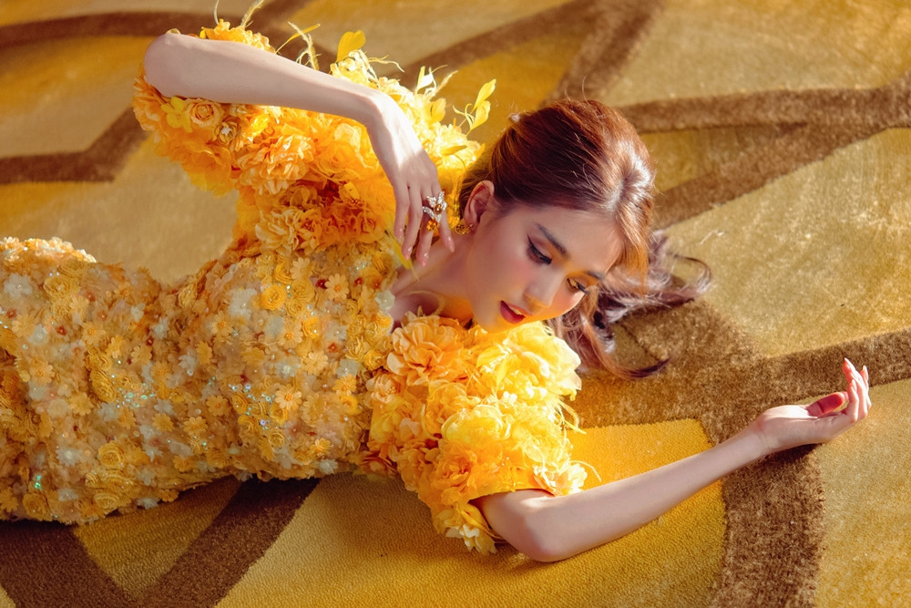 Bộ ảnh váy dạ hội mới của Ngọc Trinh đẹp long lanh nhưng địa điểm chụp lại gây tranh cãi ảnh 15