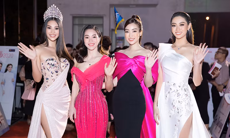 Hoa hậu Tiểu Vy cùng dàn người đẹp khoe sắc trên thảm đỏ Bán kết Hoa Hậu Việt Nam 2020 ảnh 1