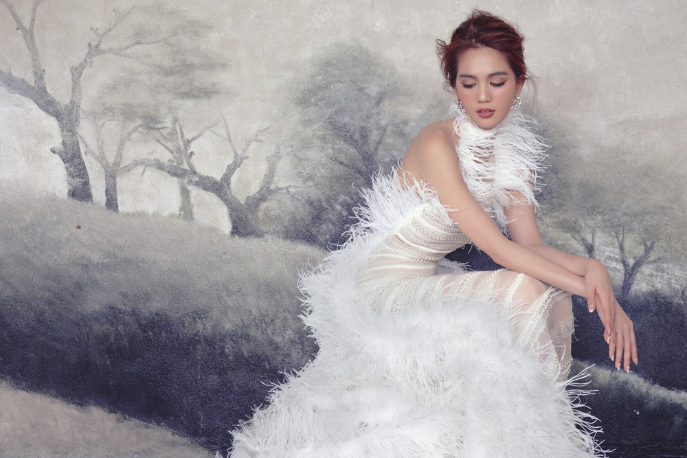 Bộ ảnh váy dạ hội mới của Ngọc Trinh đẹp long lanh nhưng địa điểm chụp lại gây tranh cãi ảnh 9