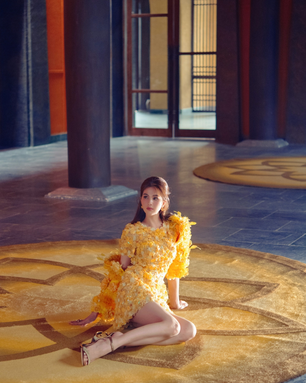 Bộ ảnh váy dạ hội mới của Ngọc Trinh đẹp long lanh nhưng địa điểm chụp lại gây tranh cãi ảnh 14