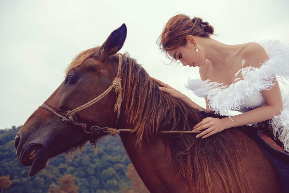 Bộ ảnh váy dạ hội mới của Ngọc Trinh đẹp long lanh nhưng địa điểm chụp lại gây tranh cãi ảnh 11