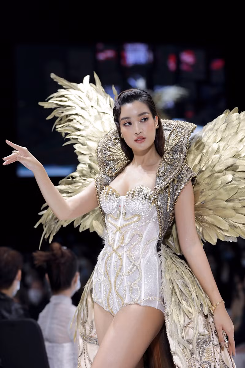 Cận cảnh vẻ đẹp bộ váy nặng 40kg khiến Hoa hậu Mỹ Linh lo sợ sẽ bị ngã trên sàn catwalk ảnh 9
