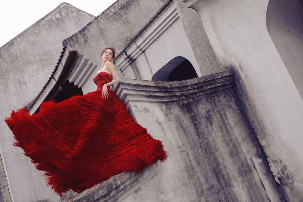 Bộ ảnh váy dạ hội mới của Ngọc Trinh đẹp long lanh nhưng địa điểm chụp lại gây tranh cãi ảnh 5