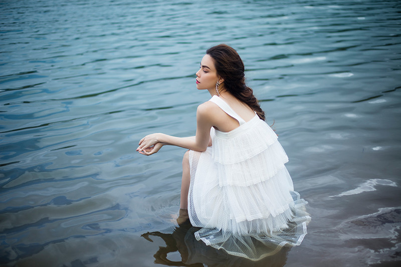 Hồ Ngọc Hà mang bầu vẫn không ngại lội xuống hồ thực hiện bộ ảnh đẹp mê hồn cho album mới ảnh 6