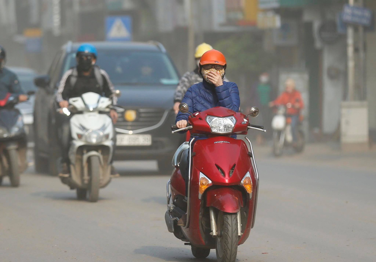 Chất lượng không khí nhiều ngày qua tại Hà Nội ở ngưỡng kém, trung bình, cục bộ có thời điểm lên ngưỡng xấu, có hại cho sức khỏe tất cả mọi người. Ảnh: Như Ý. Vì sao Hà Nội vẫn ô nhiễm không khí dù đang giãn cách xã hội? ảnh 1
