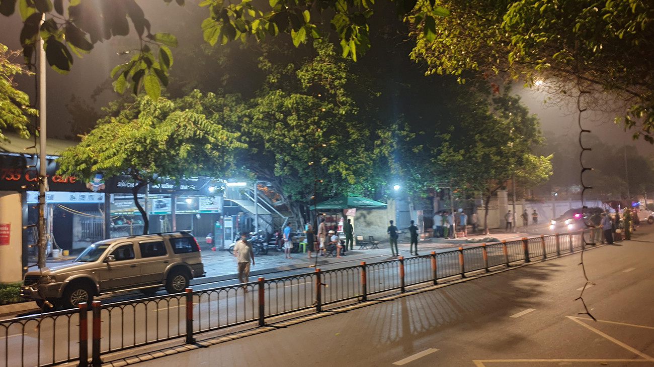 Lực lượng chức năng điều tra vụ việc. Truy tìm người chở bao tải chứa thi thể vứt bên lề đường ở Sài Gòn ảnh 1